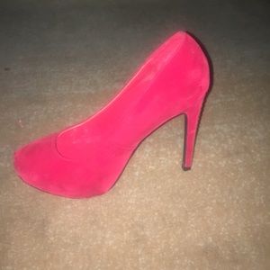 Red pops Gold stones down the heels